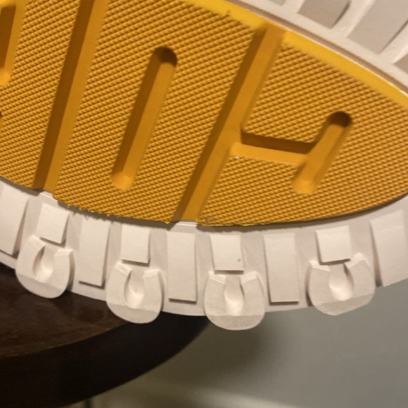 Coach - Picture 5 of 6